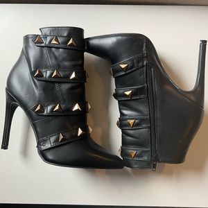 SCENE Ultra-sleek black Kari booties size 9